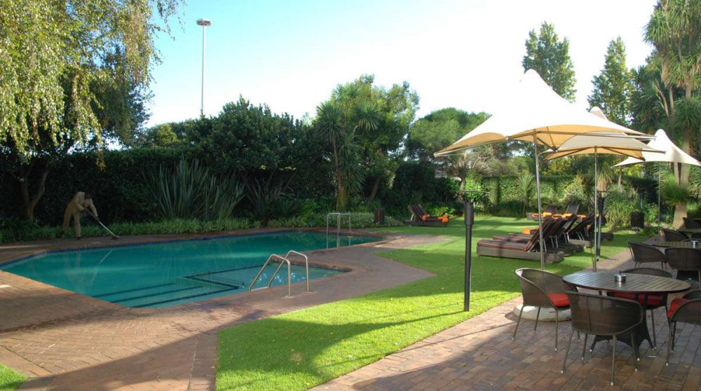 Le jardin avec la piscine