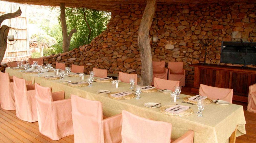 Table dressée pour le déjeuner