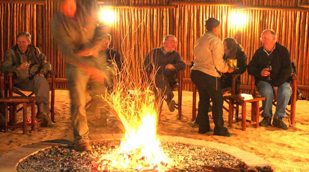 Soirée autour du feu dans le boma