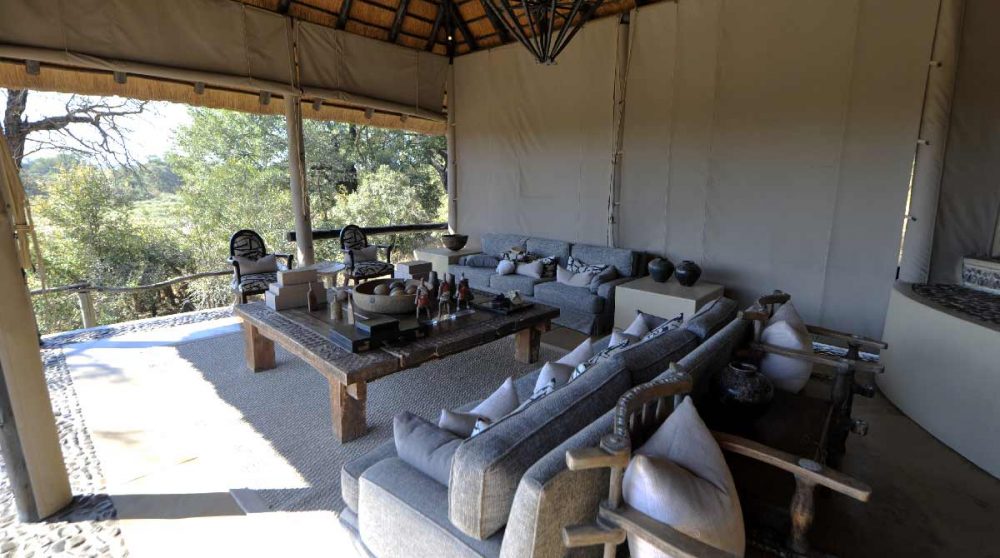 Fauteuils et canapés sur la terrasse à Sabi Sand