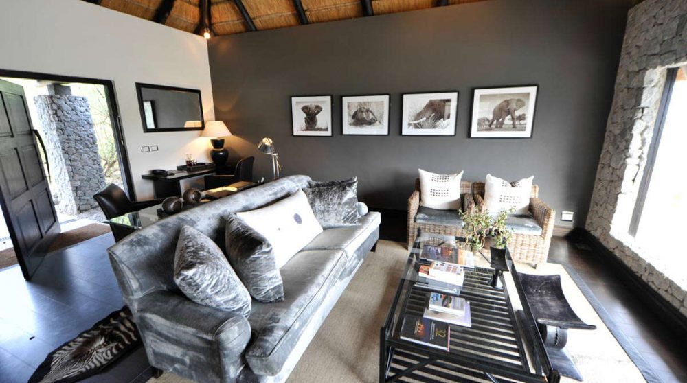 Un salon dans une chambre en Afrique du Sud