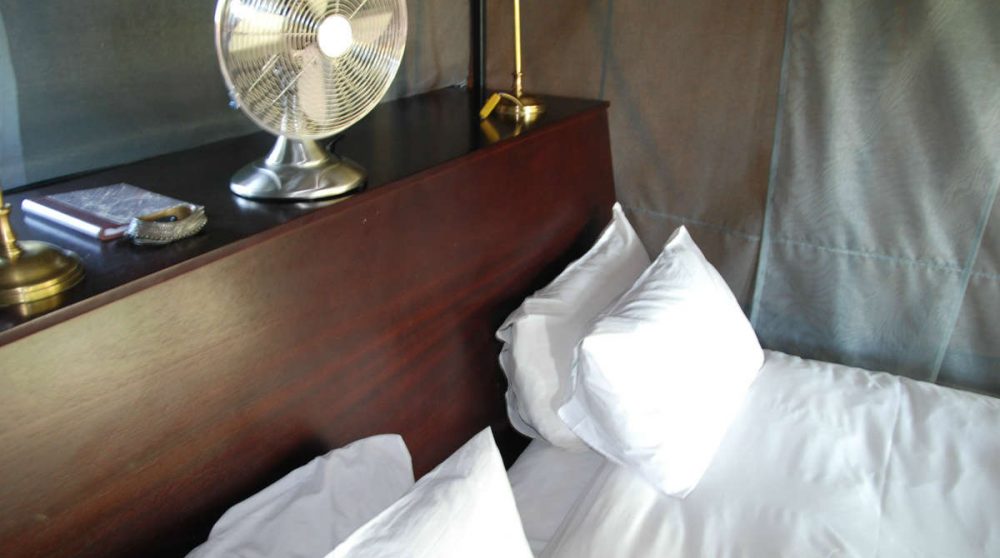 Le lit d'une tente en Afrique du Sud