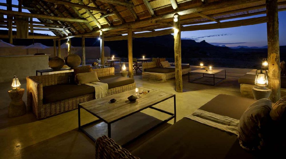 Le salon éclairé dans le Damaraland
