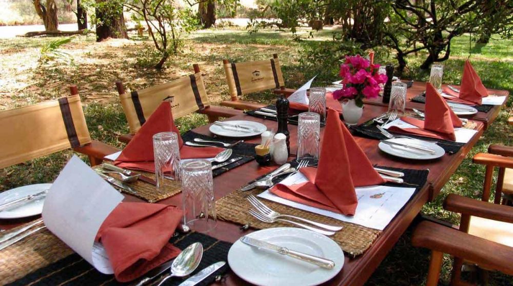 Une table dans le jardin à Samburu