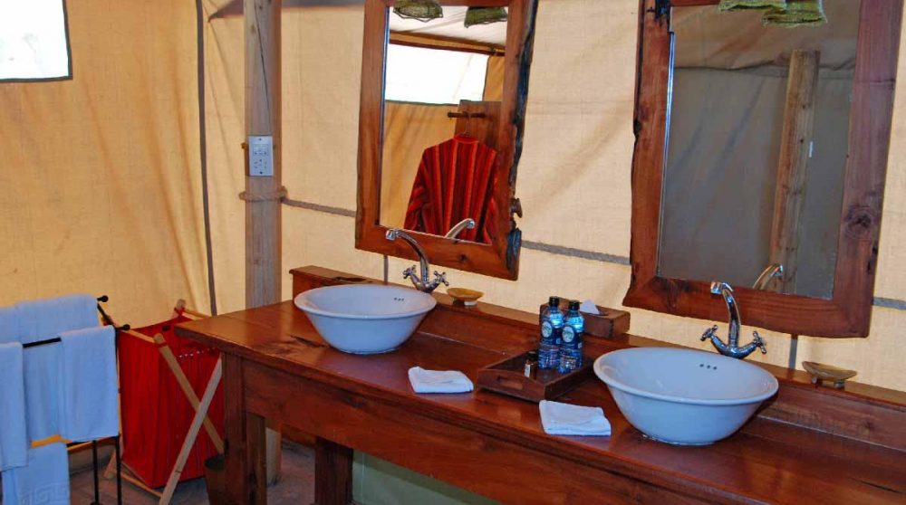 Vasques dans une salle de bans à Samburu