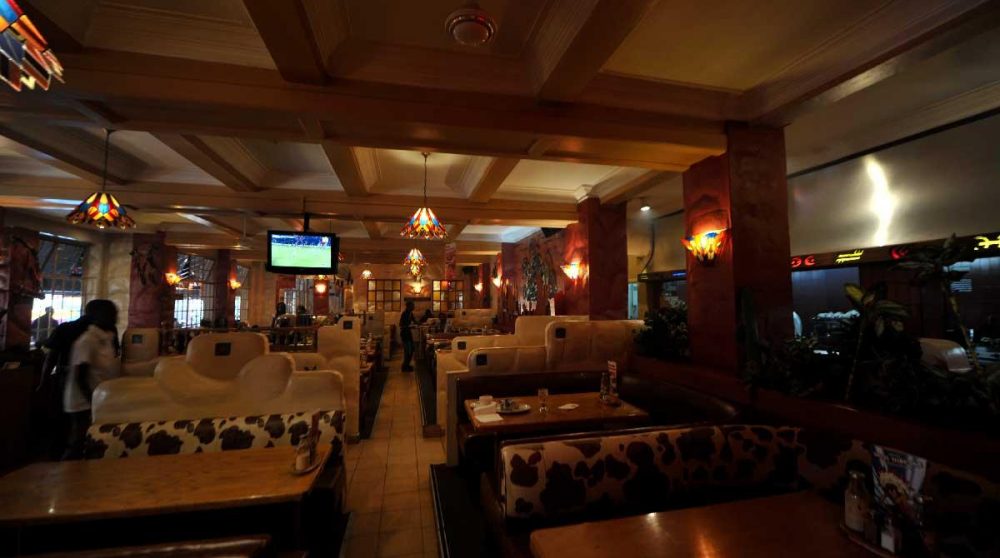 Les tables du restaurant à Nairobi