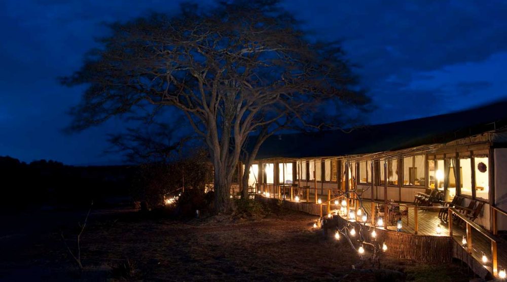 Le camp la nuit en Tanzanie