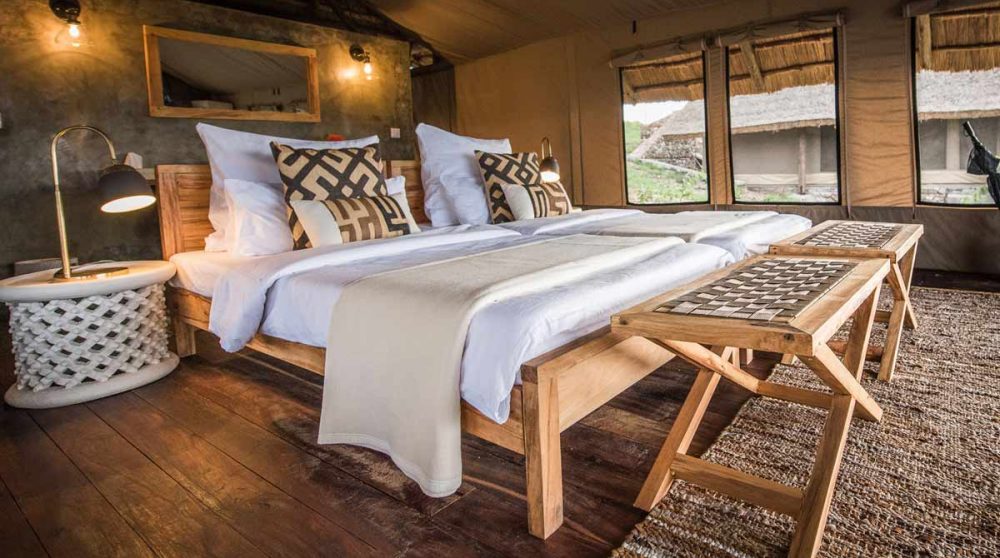 Le lit dans la tente en Tanzanie