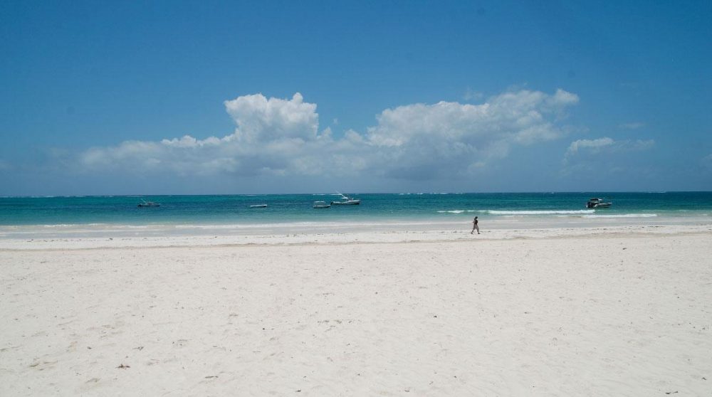 La plage de sable blanc à Mombasa