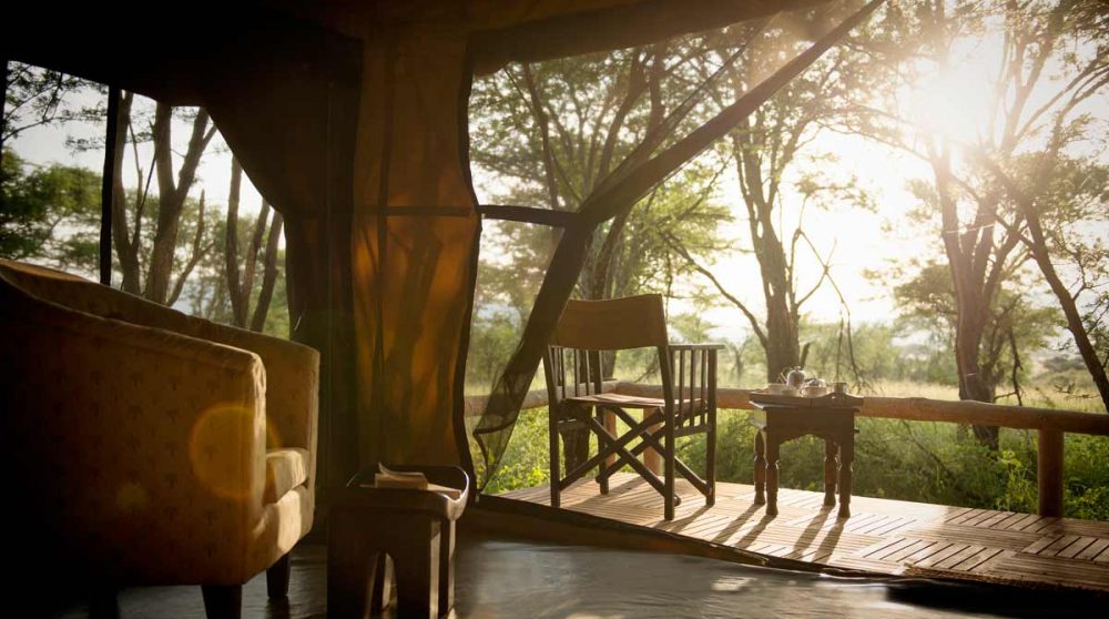 La terrasse vue depuis la tente dans le Serengeti