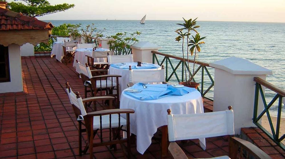 Repas face à la mer sur la terrasse en Tanzanie