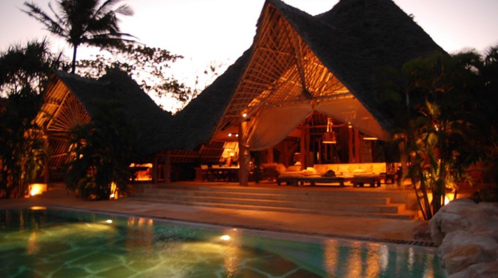 L'hôtel le soir à Mombasa