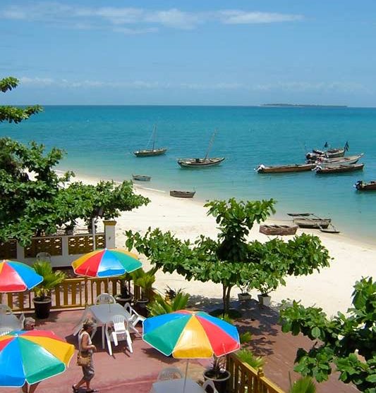 La terrasse donnant sur la plage à Zanzibar