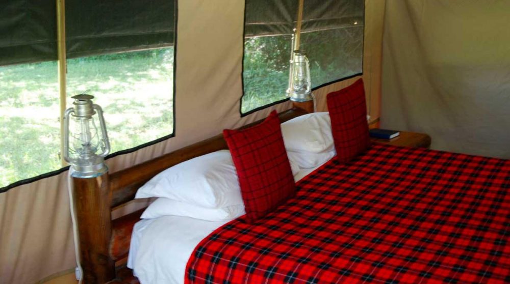 Lit dans une tente dans le Masai Mara