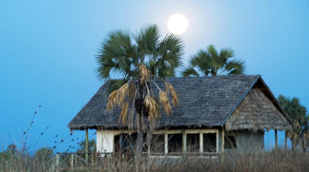 Extérieur d'une tente standard en Tanzanie