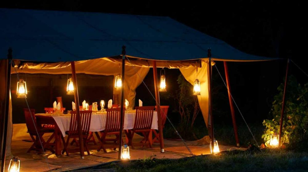 La tente éclairée le soir