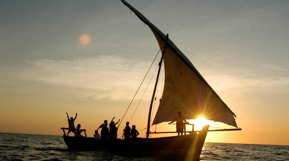 Un bateau arrivant à l'hôtel