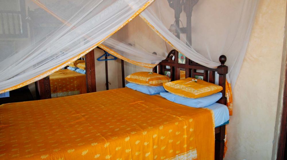 Lit dans une chambre de l'hôtel