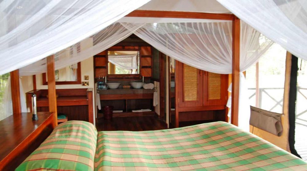 Le lit et la salle de bains