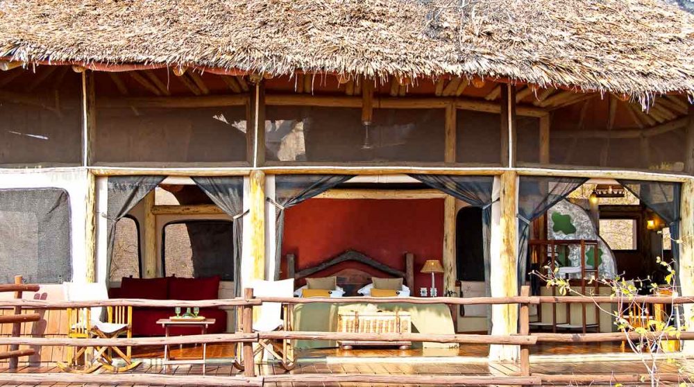 Une chambre avec balcon en bois