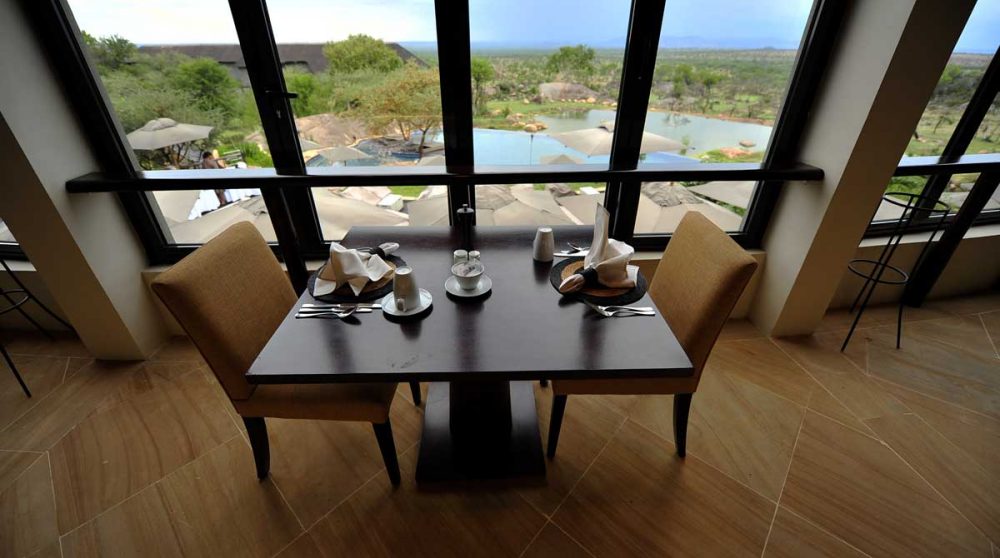 Table pour déjeuner au restaurant