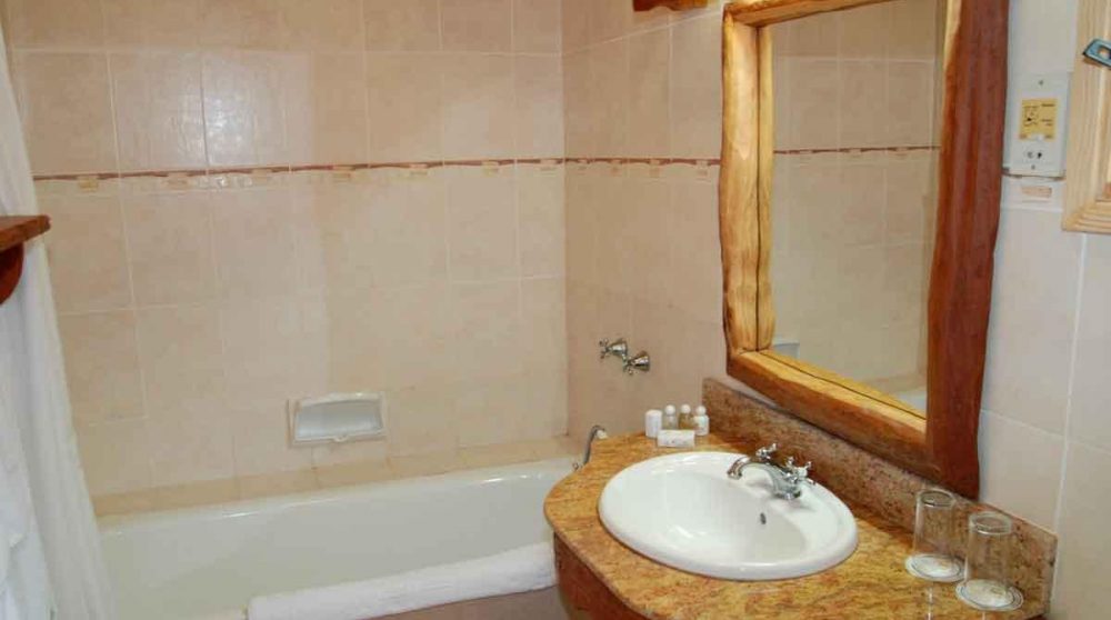 Baignoire dans une salle de bains