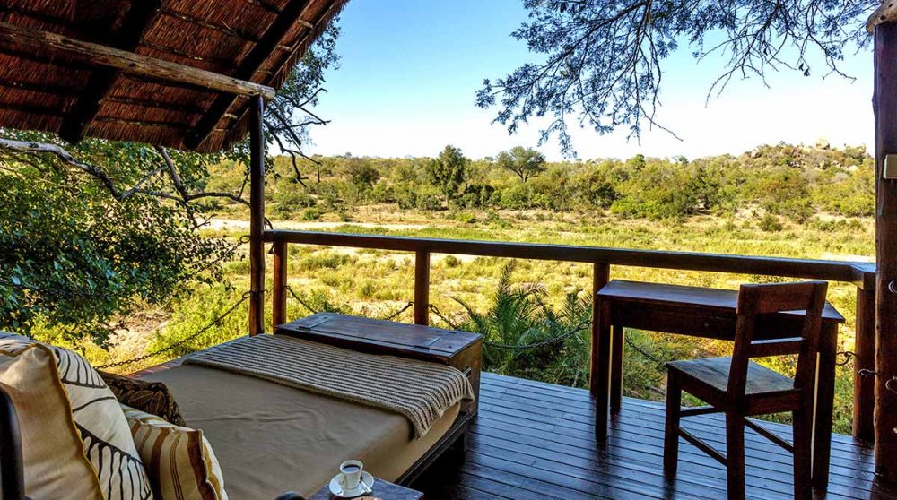 La sala, la terrasse extérieure couverte et son day bed