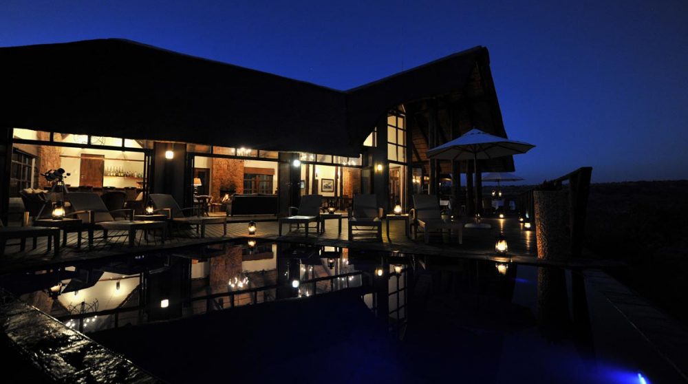 Vue nocturne du lodge