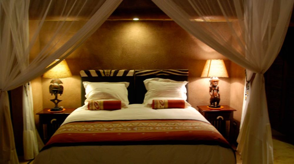 Le lit dans une chambre