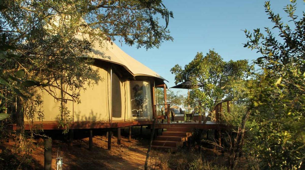 L'extérieur d'une tente