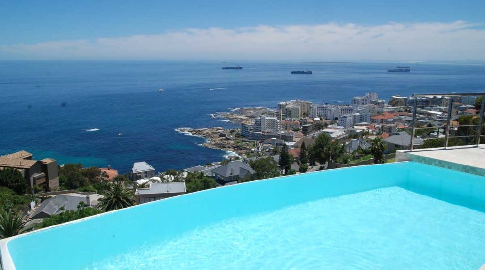 La piscine donnant sur la mer