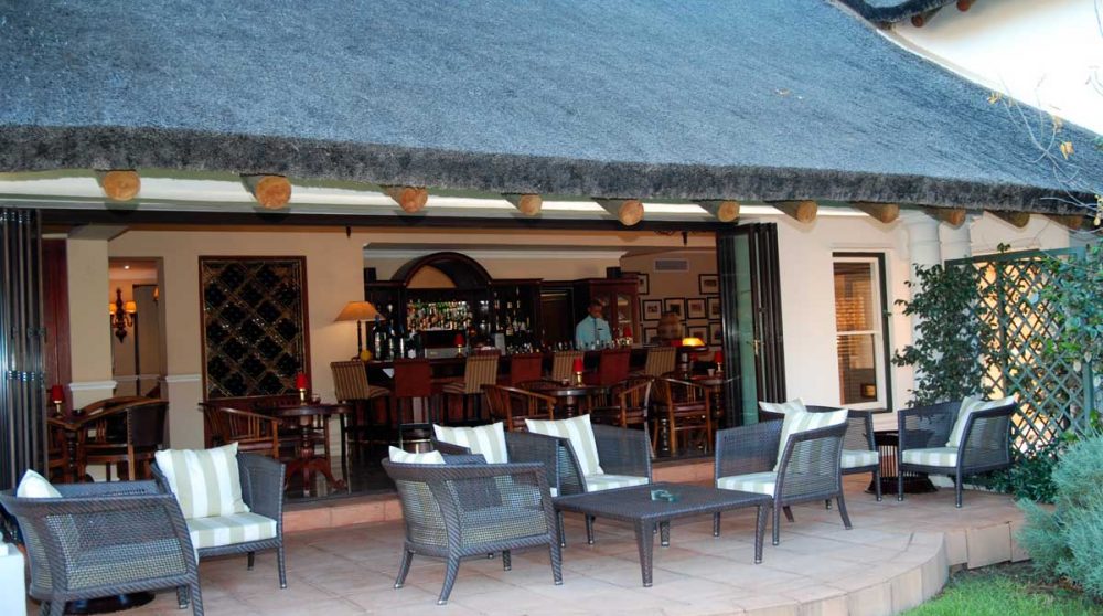 La terrasse donnant sur le bar