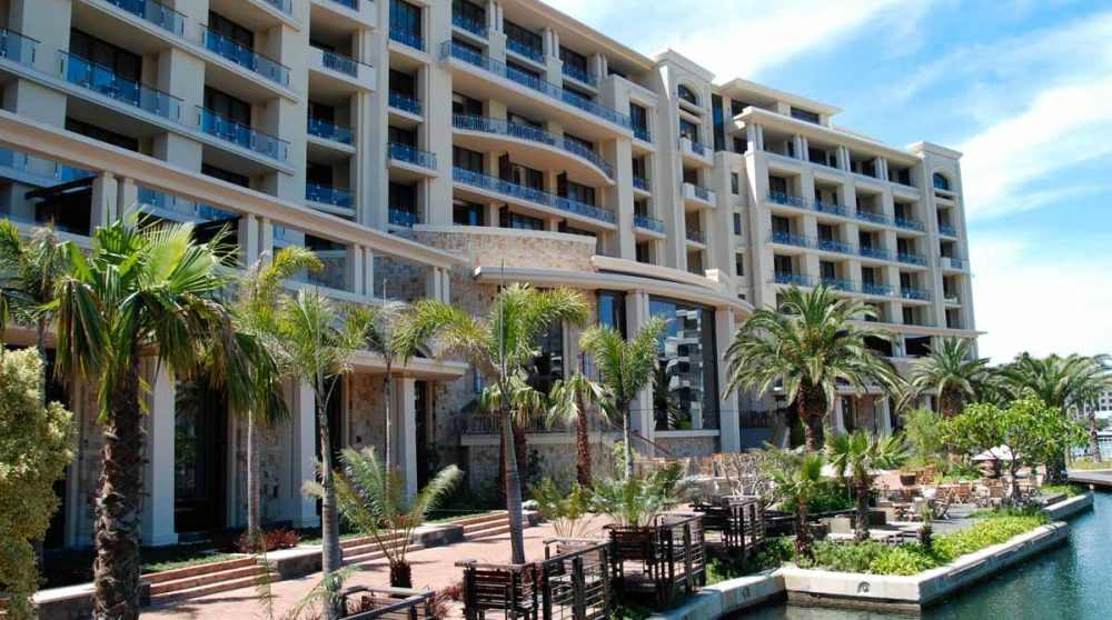 Façade de l'hôtel avec la piscine