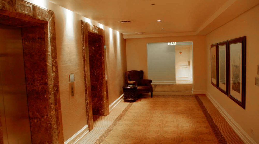 Un couloir donnant aux chambres