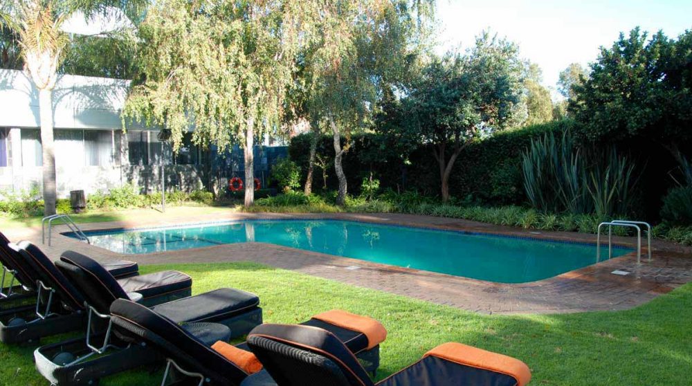 Chaises longues au bord de la piscine en Afrique du Sud