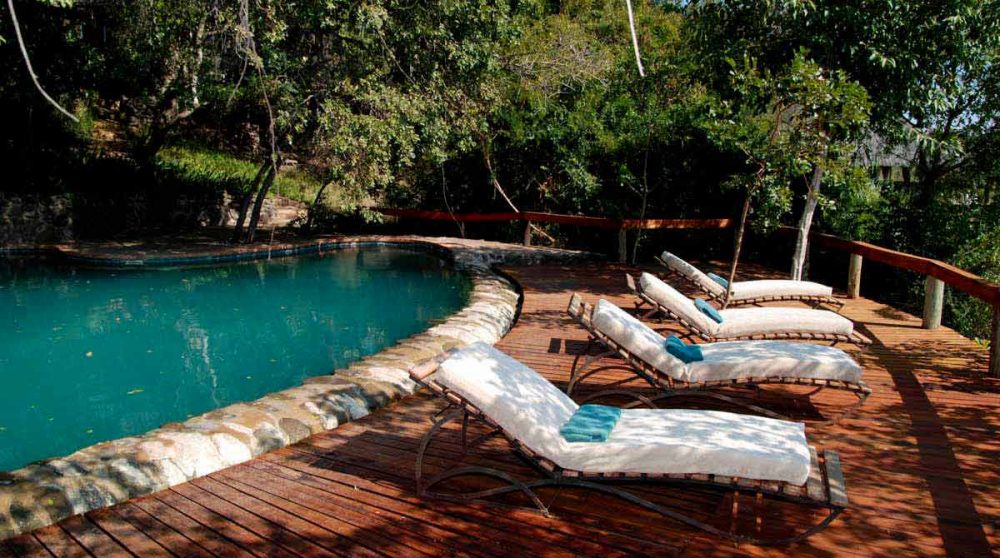 Chaises longues au bord de la piscine