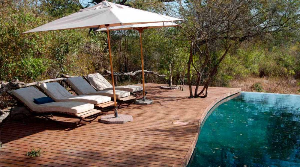 Chaises longues au bord de la piscine