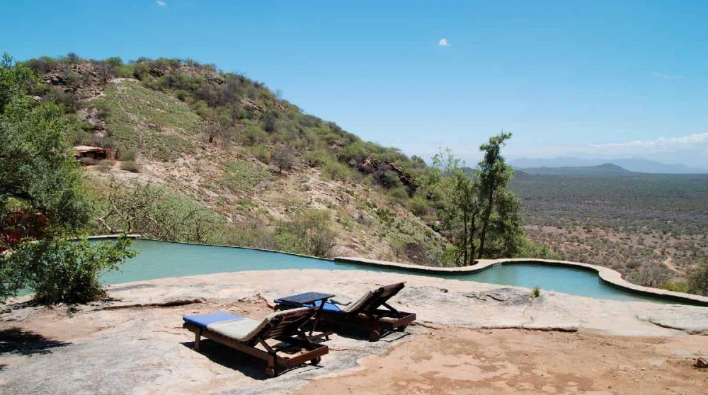 Chaises longues au bord de la piscine