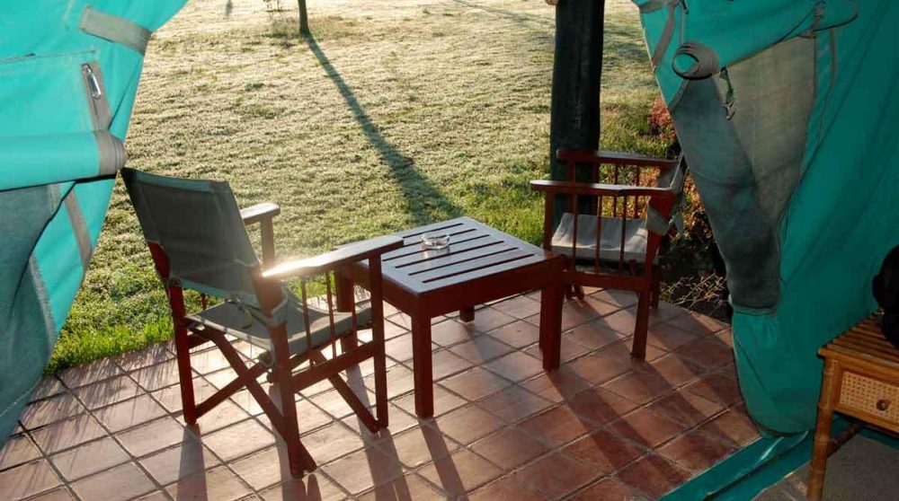 Une terrasse devant une tente