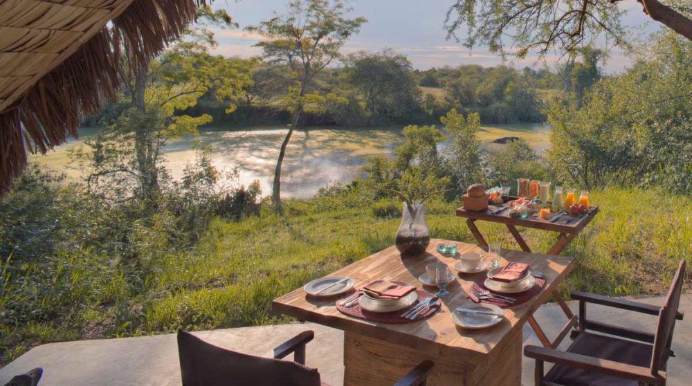 La terrasse d'une tente dans le Serengeti