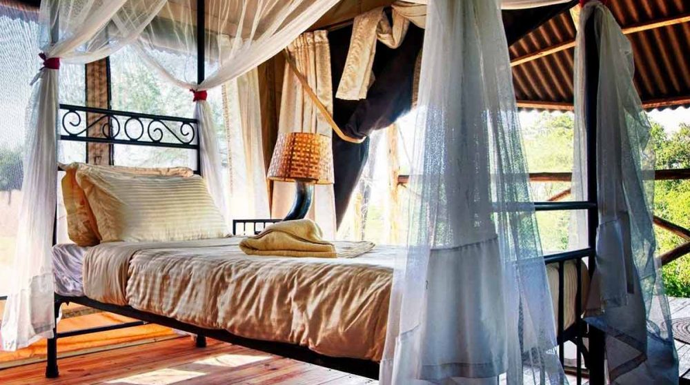 Un lit dans une tente en Tanzanie