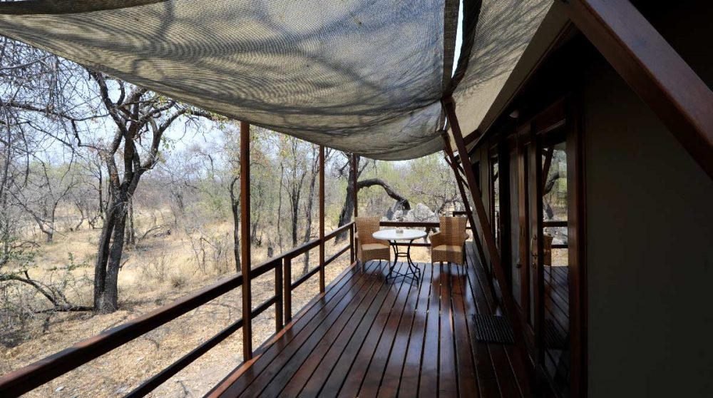 Le balcon d'une tente avec des fauteuils