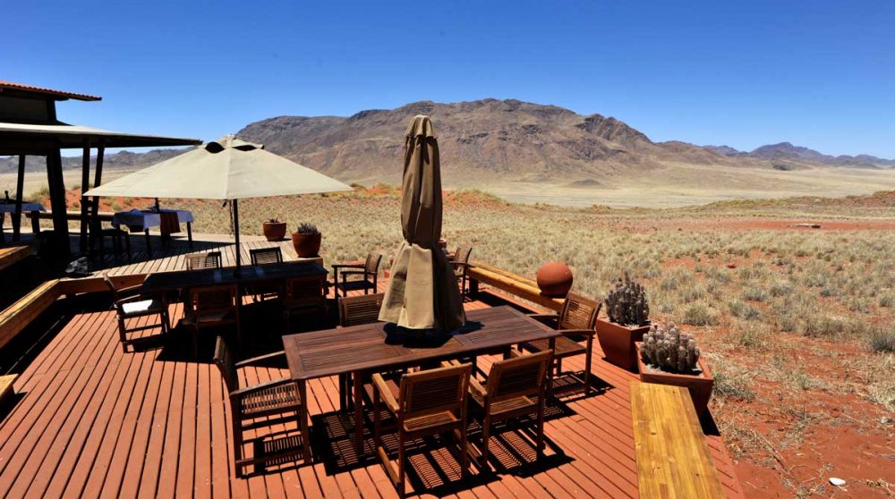 Tables pour déjeuner sur la terrasse