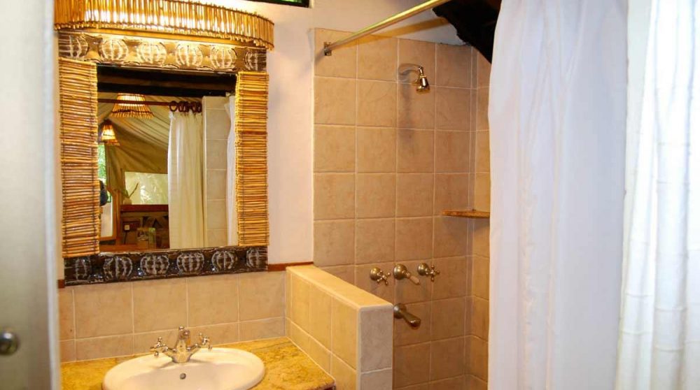 Salle de bains dans une tente du Mara Sarova