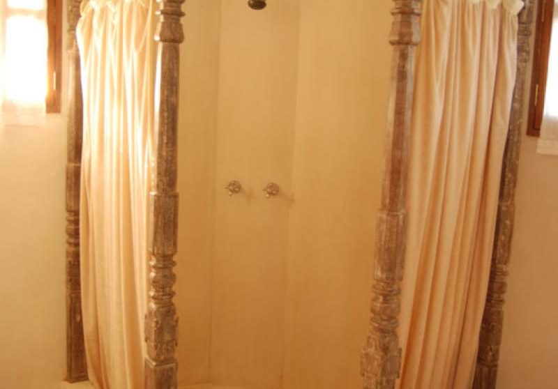 Douche dans une salle de bains de l'Alfajiri Cliff Villa