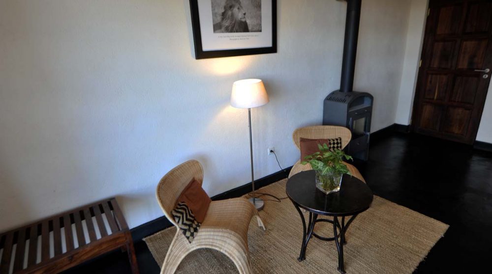 Fauteuils dans une chambre du Bashay Rift Lodge