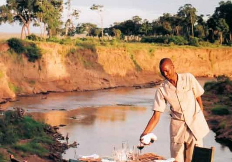 Déjeuner face au bord de la rivière au Bateleur Camp