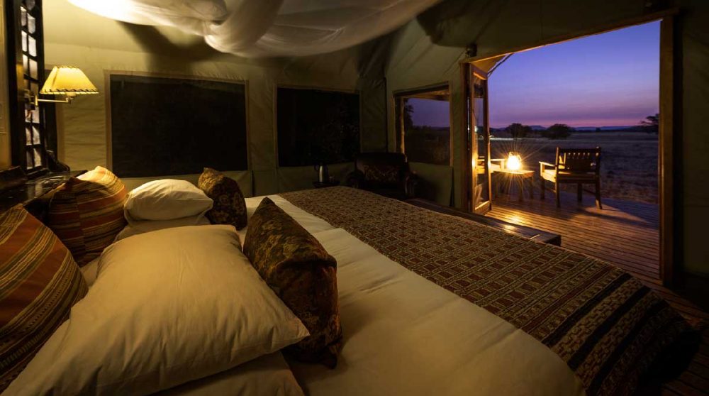 Vue nocturne d'une chambre au Desert Rhino Camp