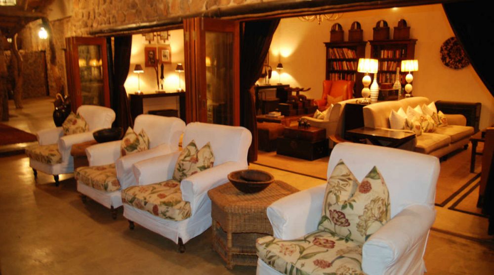 La terrasse vue le soir au Dulini Lodge