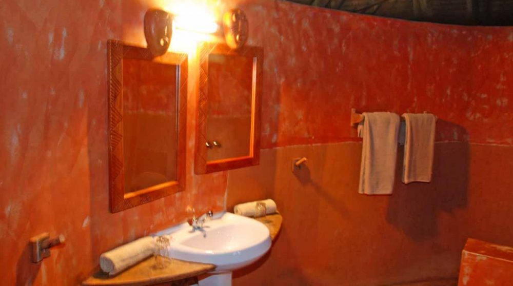 Lavabos dans une salle de bains au Flamingo Hill Camp